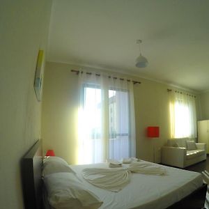 Camera tripla